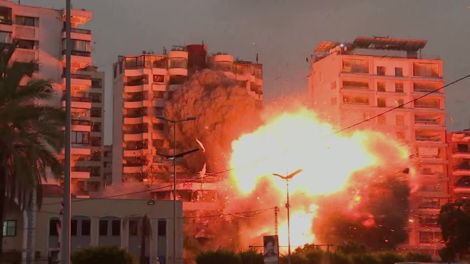 Momento em que prédio é atingido por bombardeio israelense em Beirute.