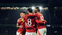 Astro do Manchester United ajuda a salvar passageiro que desmaiou em avião