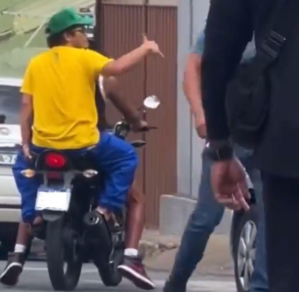 Bruno Mars foi visto sem capacete em garupa de motocicleta