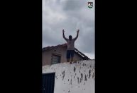 Vídeo: Homem é preso ao tentar fugir por telhados após estuprar mulher em Goiás