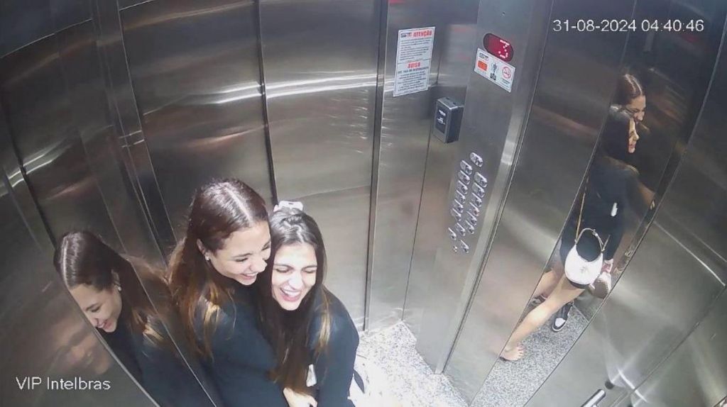 4h40: Marcelly e Rafaela se abraçam no elevador; imagem é de aproximadamente uma hora antes do homicídio