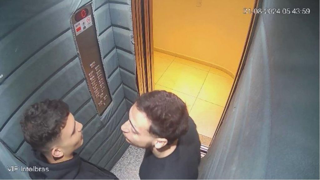 Cerca de 15 minutos antes do crime, Mario e Igor (a vítima, à direita) discutem no elevador