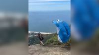 Vídeo: homem morre instantes após salto de speedfly no Rio