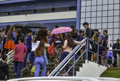 Estudantes antes da abertura dos portões em São José dos Campos (SP)