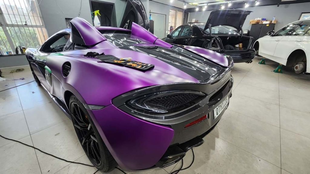 Envelopamento automotivo: McLaren 720S recebe personalização em Belo Horizonte