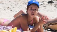 Giovanna Lancellotti se assusta com presença de paparazzo na praia