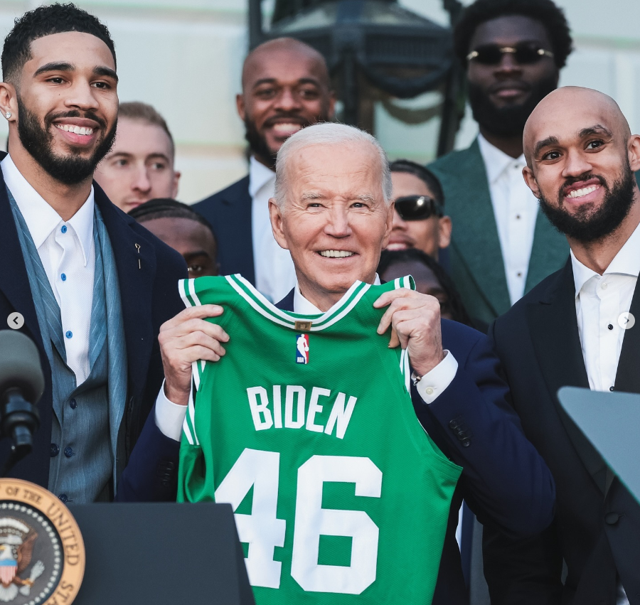 Joe Biden com jogadores do Boston Celtics