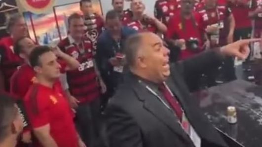 Marcos Braz no vestiário do Flamengo durante comemoração do título da Libertadores