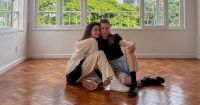 Marina Moschen posa com namorada, Emília Sauaia; veja fotos