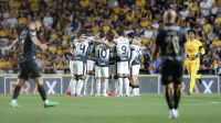 Mascote do Criciúma causa confusão com jogadores do Corinthians; entenda