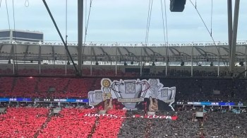 Com os dizeres ‘Juntos pela Copa’ e desenho das taças conquistadas, rubro-negros fizeram festa antes do duelo contra o Atlético