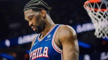 Joel Embiid se recupera de uma lesão no joelho esquerdo e ainda não estreou nesta temporada