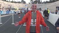 Grego de 88 anos completa maratona mais antiga do mundo e celebra: "Todos podem"