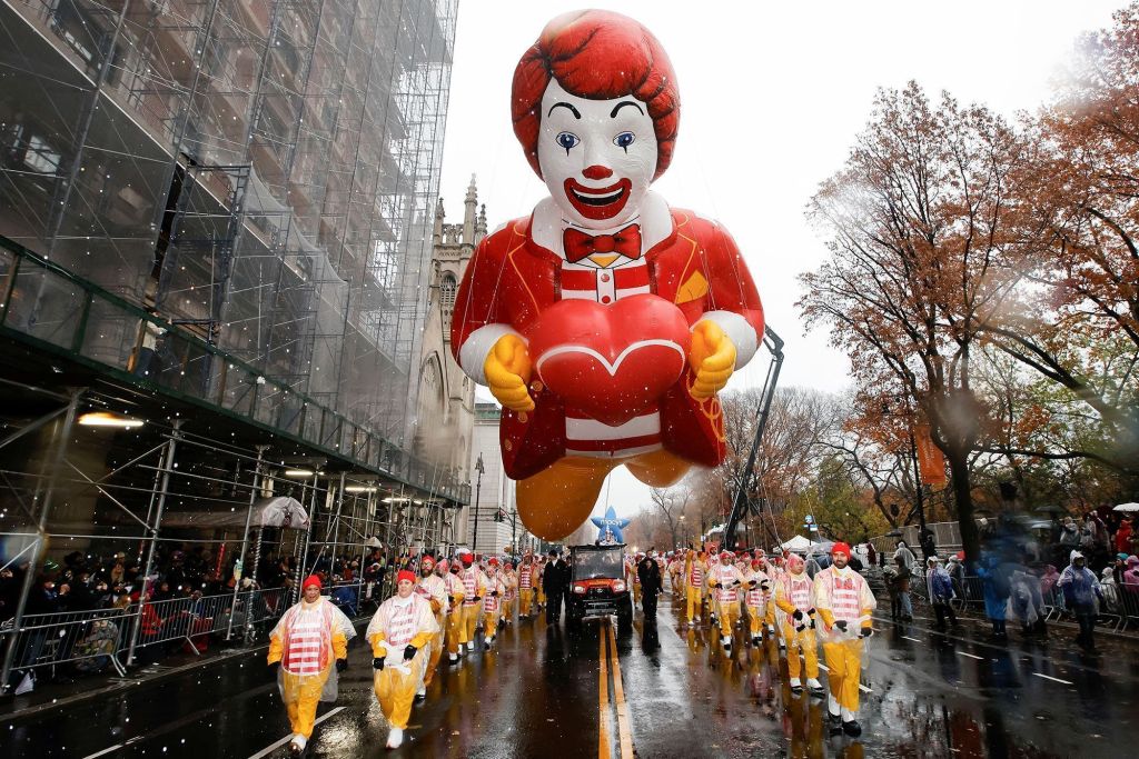 Ronald McDonald na Parada da Macy's em comemoração ao Dia de Ação de Graças.