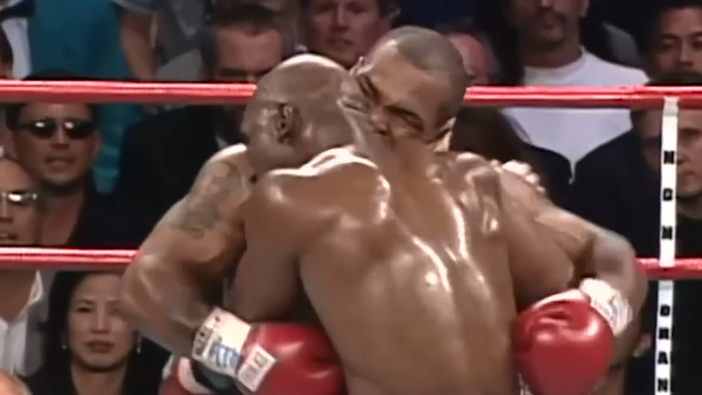 Mike Tyson mordeu a orelha de Holyfield