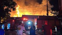 Incêndio destrói farmácia e sacolão no interior de MG