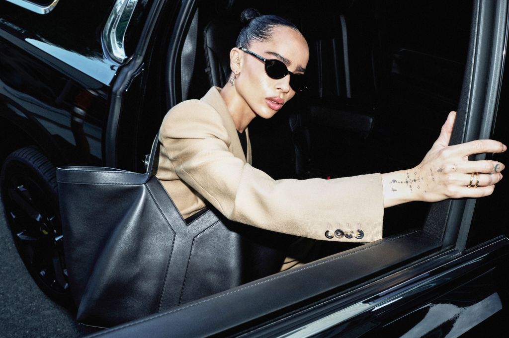 Zoë Kravitz com a Y Bag da Saint Laurent