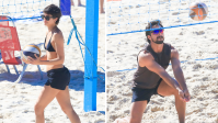 Agatha Moreira e Rodrigo Simas jogam vôlei de praia no Rio; veja fotos