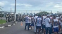 Organizada faz protesto no CT do Bahia e cobra Rogério Ceni: "Não dá mais"