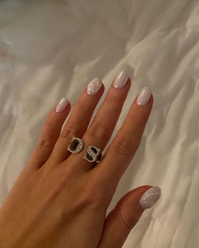 Unhas de Sabrina Carpenter com branco perolado