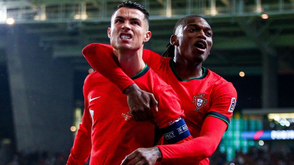 Cristiano Ronaldo comemora com Rafael Leão um dos gols marcados por Portugal sobre a Polônia