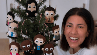 Atriz de "Brooklyn 99" monta árvore de Natal com decorações da série; veja