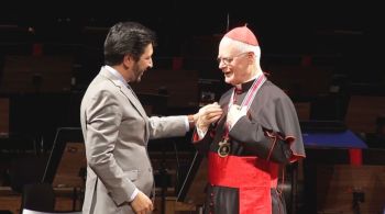 Cardeal também recebeu Medalha Anchieta e Diploma de Gratidão pela Câmara Municipal de São Paulo, em evento no Theatro Municipal 