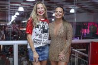 No Brasil, Luana Piovani curte ensaio do Salgueiro com Viviane Araújo