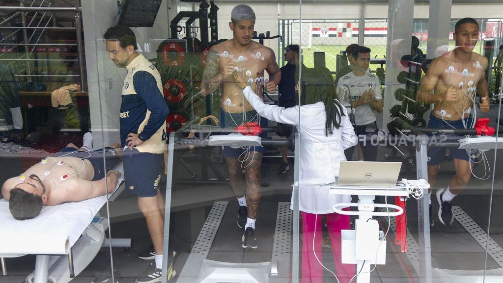 Jogadores do São Paulo realizaram exames médicos no CT da Barra Funda