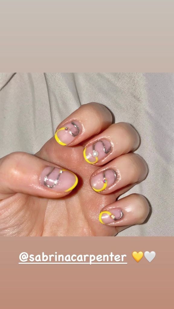 Unhas de Sabrina Carpenter com francesinha amarela