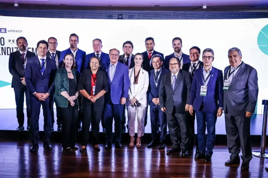 Alckmin (na primeira fila, ao centro) participou de evento do Todos pela Educação e da Unesco em Brasília em 15 de dezembro de 2022