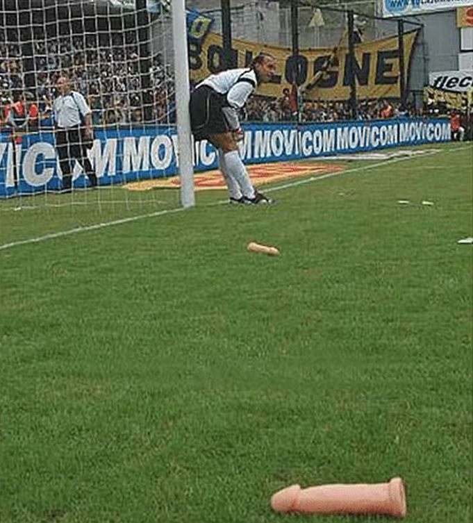 Pênis de borracha foram arremessados por torcida do Boca Juniors