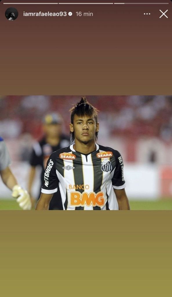 Rafael Leão publicou foto de Neymar com a camisa do Santos