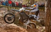 Campeão mundial de enduro mostra rosto "desfigurado" após grave acidente