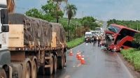 Motorista de ônibus morre e 12 pessoas ficam feridas após colisão em Cuiabá