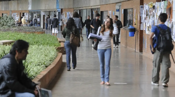 Estudo do Semesp aponta que beneficiários do ProUni têm taxa de desistência de 41%, contra 63% de estudantes sem bolsas