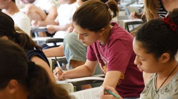 Neste domingo, os estudantes fizeram a redação, questões de português, inglês e ciências da natureza