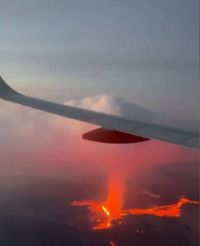 Vídeo: Vulcão em erupção na Islândia surpreende passageiros de avião