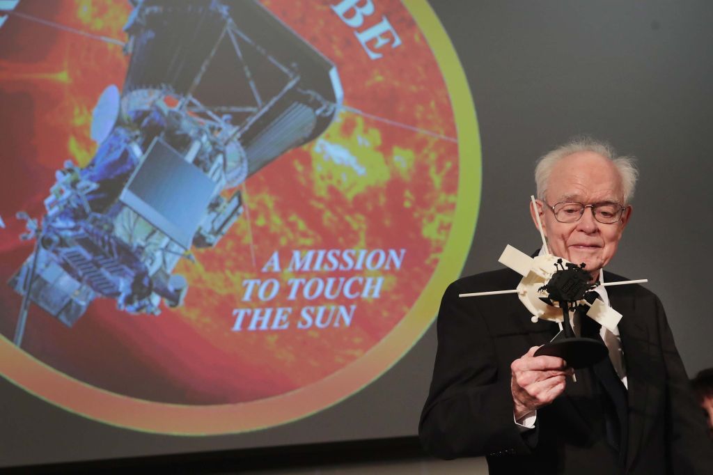 Dr. Eugene Parker é fotografado com um modelo da Sonda Solar Parker em 31 de maio de 2017