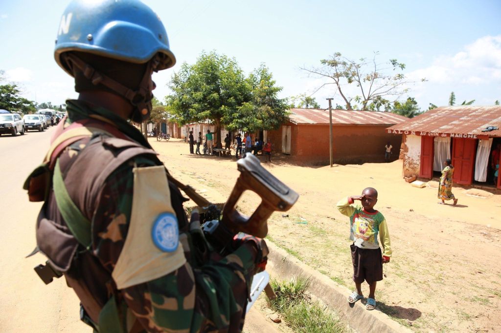 Uma criança na província de Kivu do Norte saudando e agradecendo a um soldado da paz da Monusco - a missão da ONU na República Democrática do Congo.