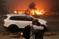 Ordens de retirada são suspensas em regiões atingidas por incêndios nos EUA