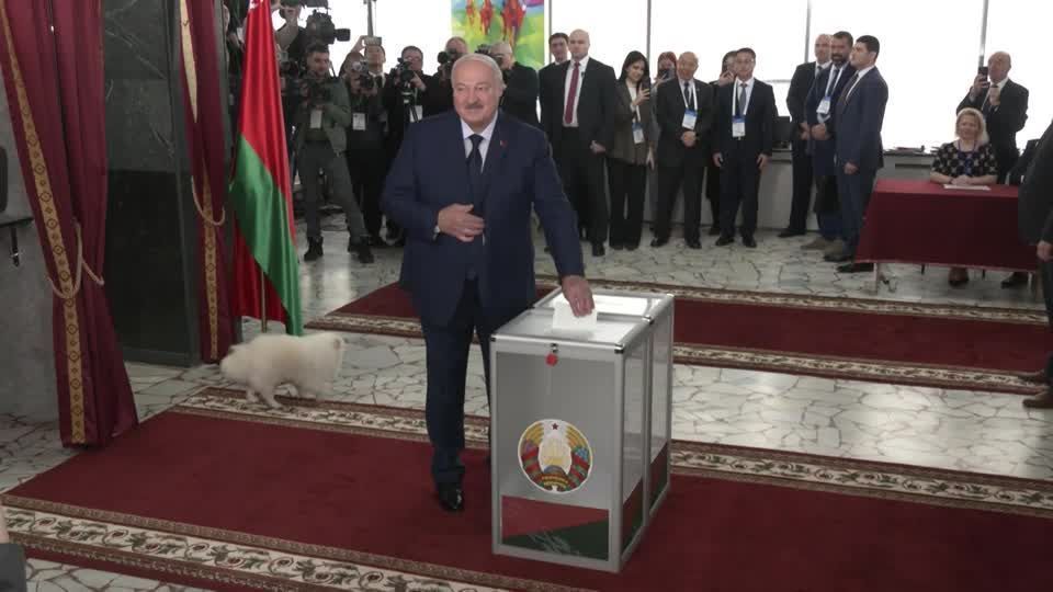 Presidente de Belarus, Alexander Lukashenko, vota na eleição presidencial em Minsk