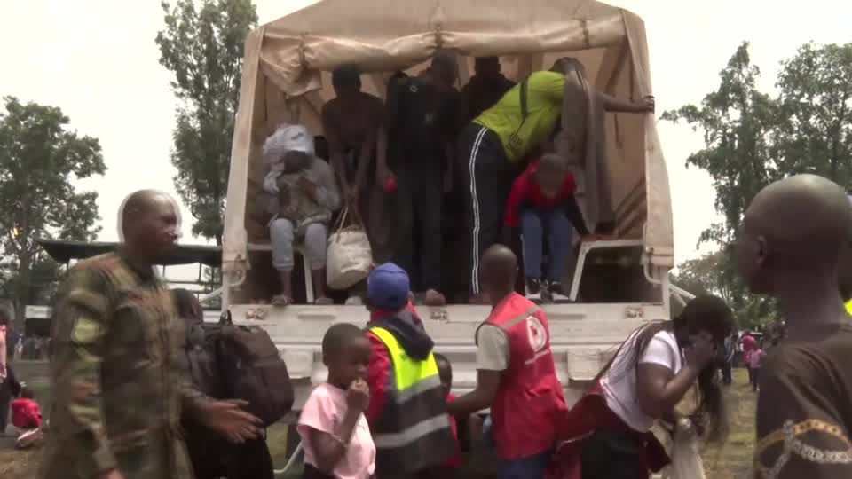 Refugiados fogem do leste do Congo para Ruanda enquanto os combates aumentam na cidade de Goma