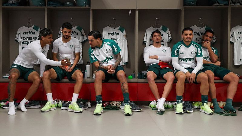 Os jogadores Richard Ríos, Flaco López, Gustavo Gómez, Joaquín Piquerez, Raphael Veiga e Luan (E/D), da SE Palmeiras, preparam-se para o jogo contra a equipe do SC Internacional, durante partida válida pela déciima quinta rodada, do Campeonato Brasileiro, Série A, no Beira-Rio.