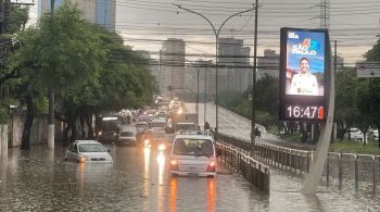 Capital paulista enfrentou uma intensa chuva nesta sexta-feira (24); os raios que atingiram o solo chegaram à 6.292