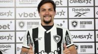 Artur é apresentado no Botafogo e projeta futuro: "Espero ganhar títulos"