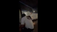 Vídeo: passageiros se protegem em ônibus durante tiroteio no Rio