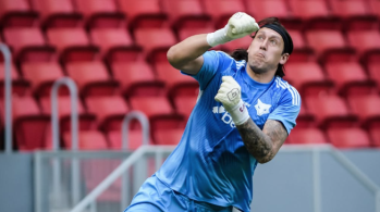 No lance da vitória do Athletic, Fabrício Bruno marca contra após saída do goleiro