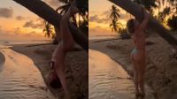 De cabeça para baixo, Flávia Alessandra curte visual em praia paradisíaca