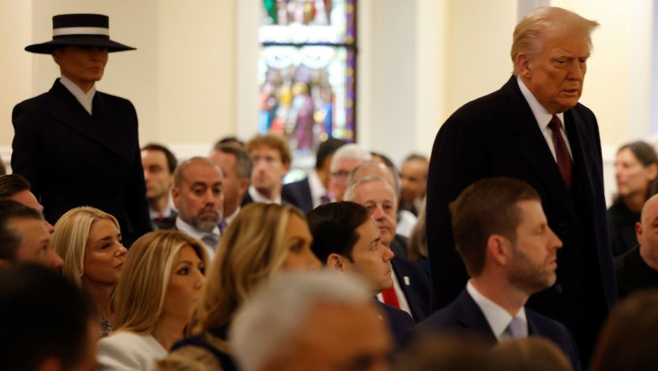 Melania Trump e o presidente eleito dos EUA, Donald Trump, chegam para cerimônia religiosa na Igreja de St. John como parte dos eventos programados para o dia da posse presidencial, em 20 de janeiro de 2025 em Washington, DC